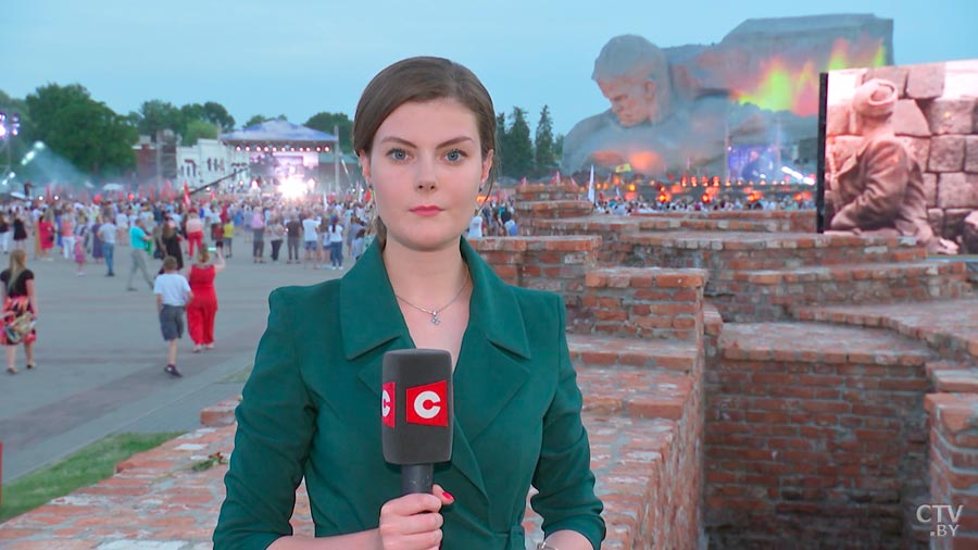 «80 лет назад здесь были слышны крики, а сегодня звучат песни». Как прошла торжественная церемония в Брестской крепости-19