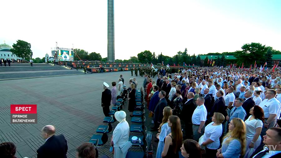 «80 лет назад здесь были слышны крики, а сегодня звучат песни». Как прошла торжественная церемония в Брестской крепости-16