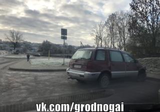 В Ошмянах Mitsubishi сбила девушку. Водитель машины отвезла пострадавшую в больницу и уехала