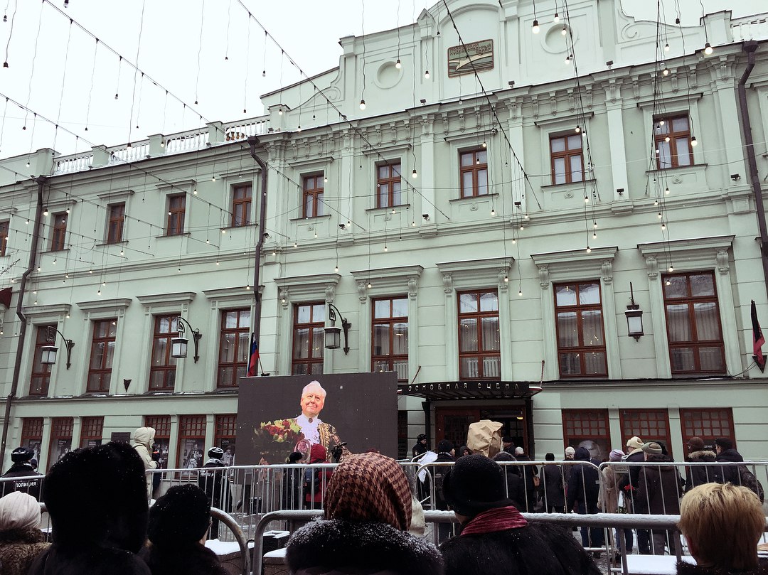 Сотни поклонников простились с Олегом Табаковым в Москве. Репортаж из соцсетей-7