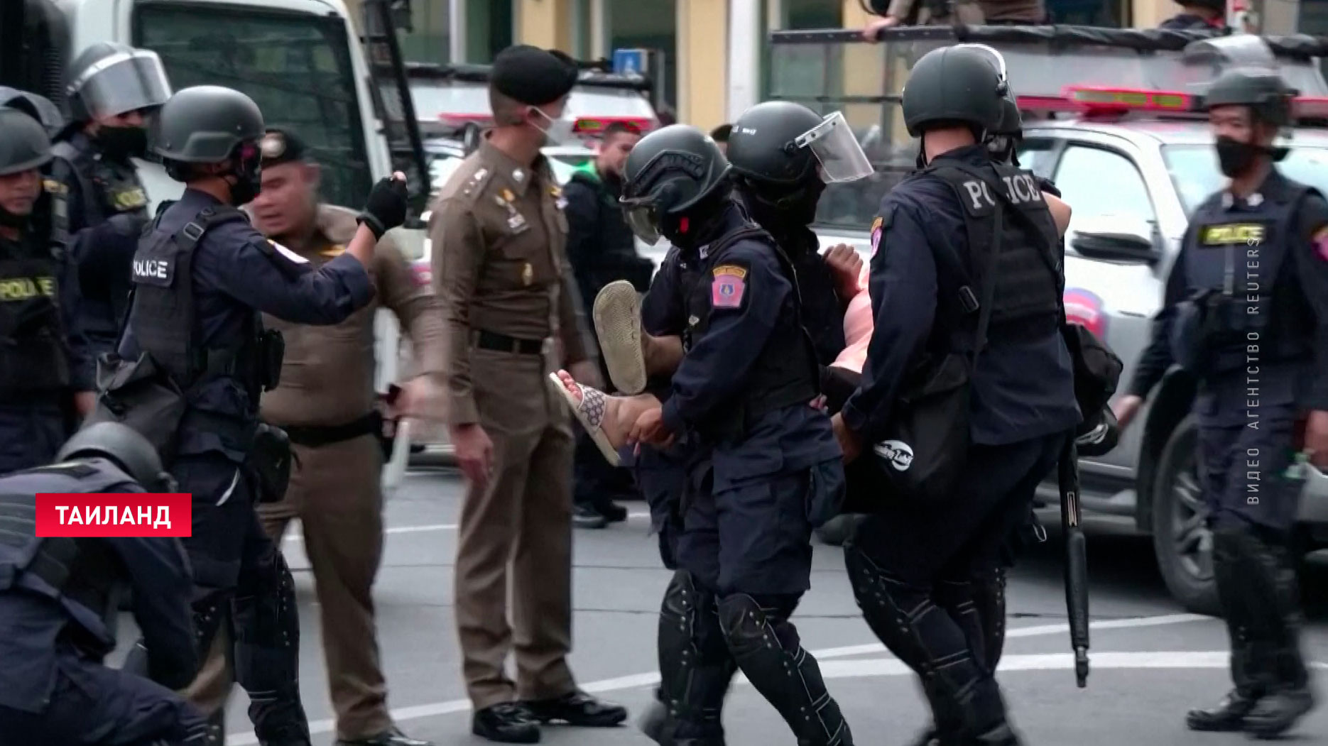 В Бангкоке полиция жёстко разогнала демонстрантов, протестующих против саммита АТЭС