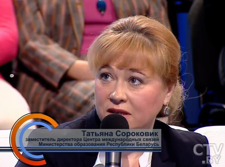В этой белорусской семье мама общается  с дочкой на английском, а папа — на русском. Это нормально, спросите вы?