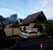 В Витебске такси врезалось в опору ЛЭП. Из-за обрыва проводов загорелся дом