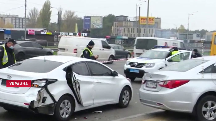 В Киеве такси сбило троих пешеходов на остановке. Два человека погибли-3