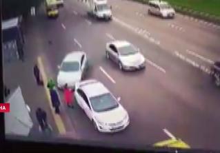 В Киеве такси сбило троих пешеходов на остановке. Два человека погибли