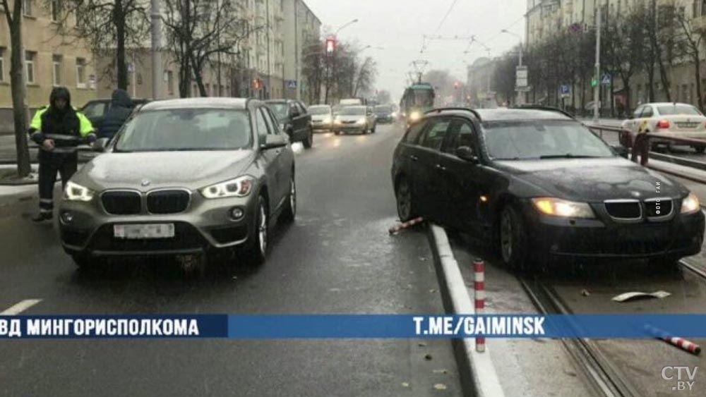 Не учёл погодные условия. Такси врезалось в дерево в Минске-4