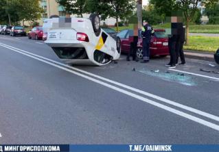 В Минске таксист уснул за рулём и въехал в припаркованный автомобиль