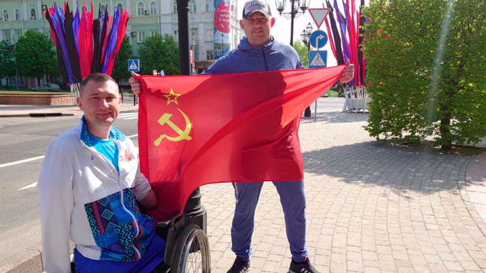 «В единстве наша мощь». Алексей Талай привёз на Донбасс гуманитарный груз и советский флаг