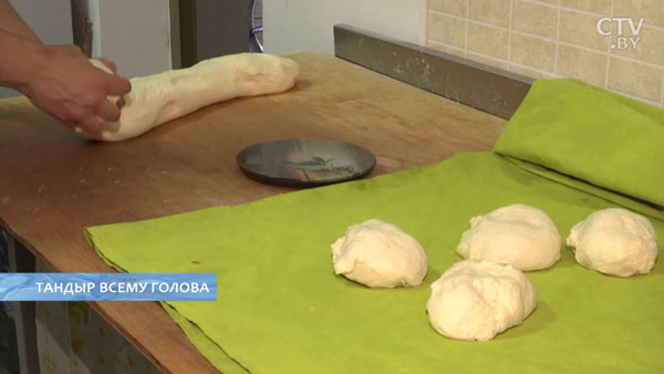 «У нас – настоящий повар из Узбекистана». Как в Беларуси делают лепёшки в тандыре и их рецепт -16