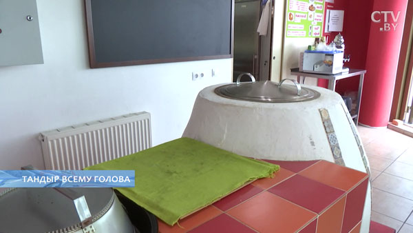 «У нас – настоящий повар из Узбекистана». Как в Беларуси делают лепёшки в тандыре и их рецепт -10