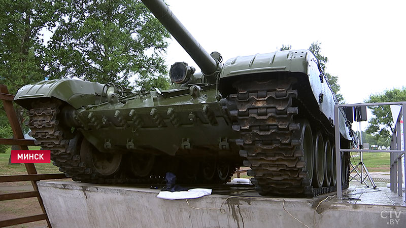 Постамент с танком Т-72 установили на Партизанском проспекте в Минске-4 Постамент с танком Т-72 установили на Партизанском проспекте в Минске-4