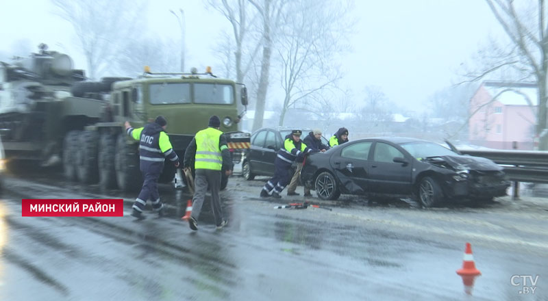 «В нас врезался Citroen и затолкал под танк». ДТП с участием 7 машин произошло под Минском-4