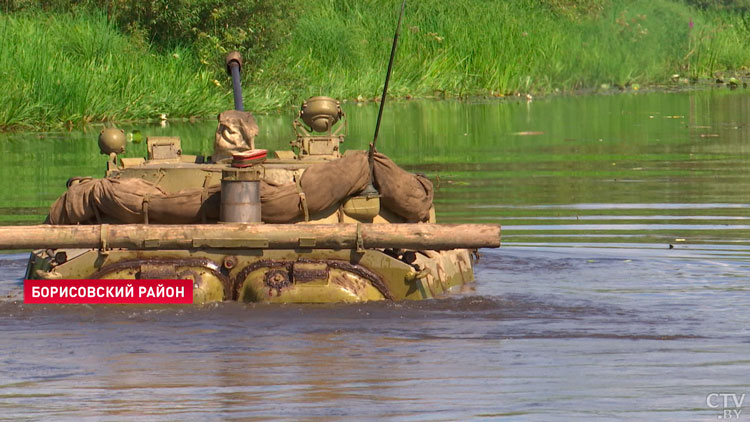 Занятия по тактической подготовке – курсанты Военной академии преодолели водную преграду на БМП-7