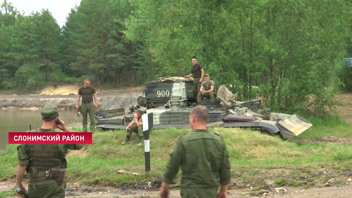 Три метра над уровнем танка. Зачем слонимские военнослужащие уходят под воду прямо в бронемашинах?-13