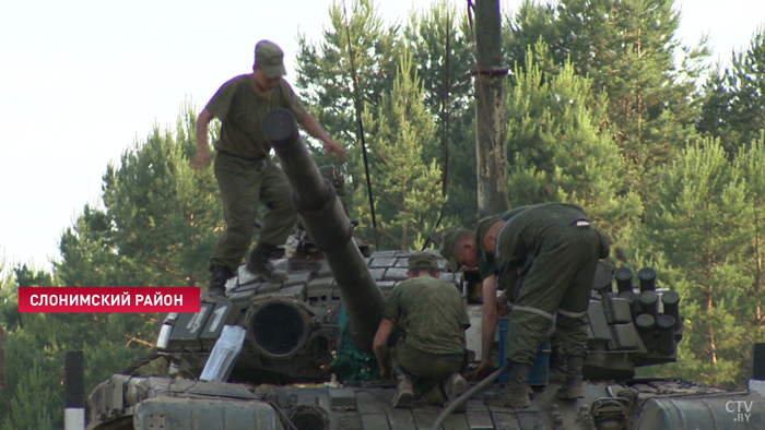 Три метра над уровнем танка. Зачем слонимские военнослужащие уходят под воду прямо в бронемашинах?-1