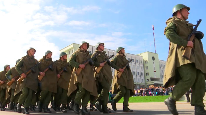 Танки в городе. В Слониме вспомнили, как гвардейцы проехали тысячи километров по освобождённой Европе