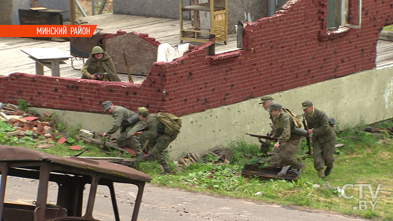 «Были страшные вещи, нельзя это забывать, чтобы не повторилось». Военные бои реконструировали на Линии Сталина-3