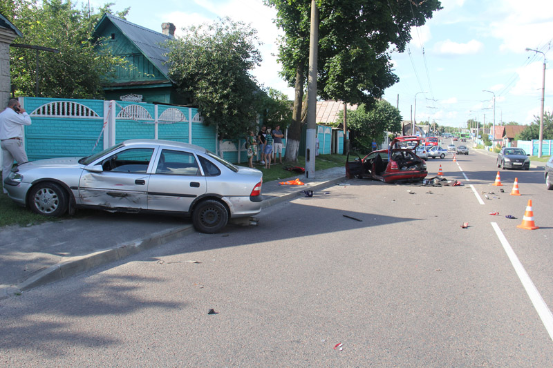 В Гомеле столкнулись Toyota и Opel. Два человека получили серьёзные травмы-4