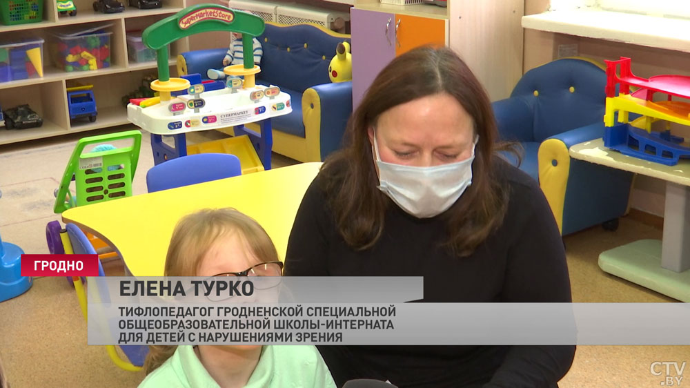 Симпатичные животные, буквы и цифры. Как педагог из Гродно придумал «тёплые» книги для незрячих деток -4