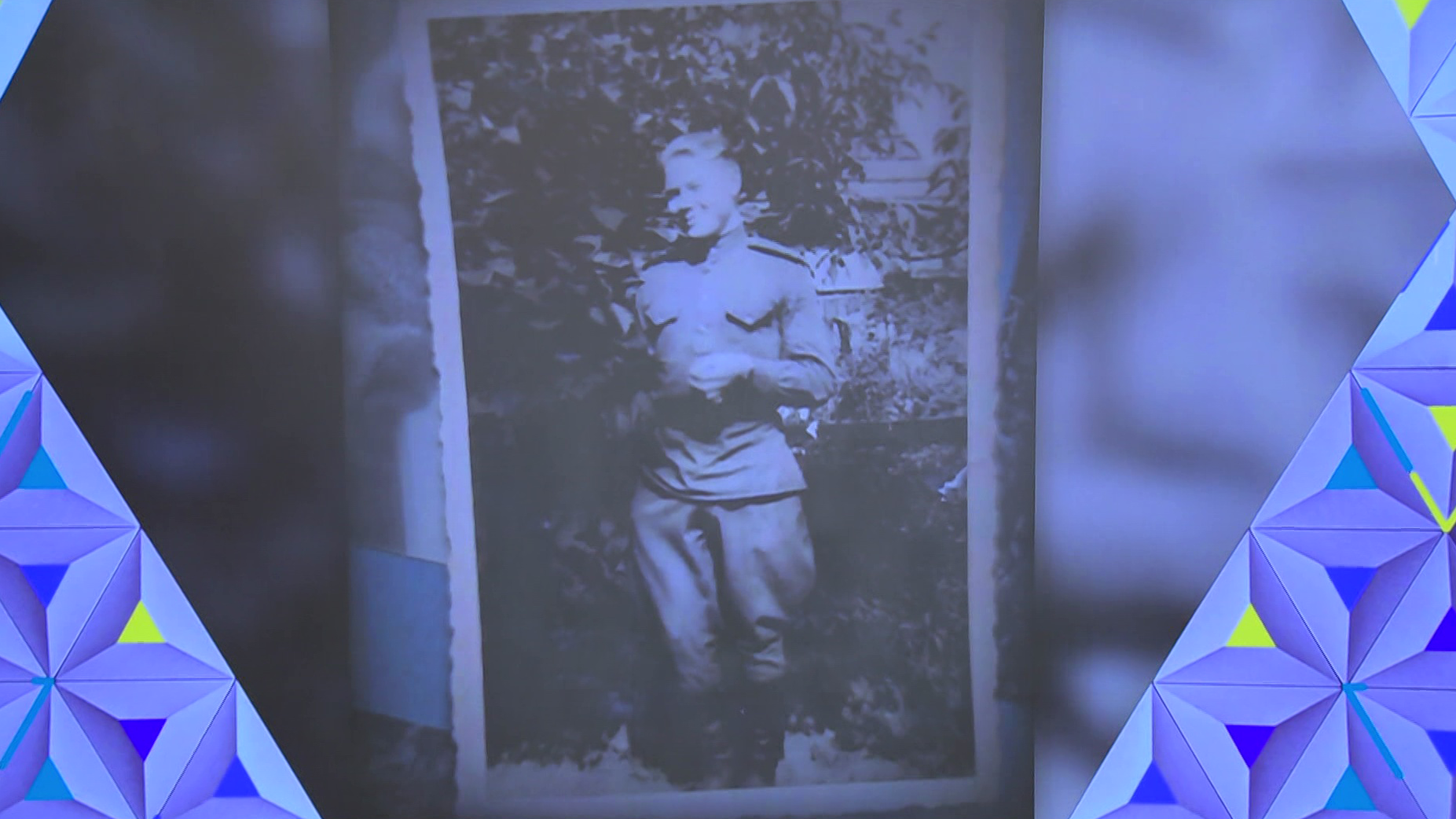 «Мы в Германии, шлю привет». Вот какие послания на фотографиях отправлял ветеран войны своим родным