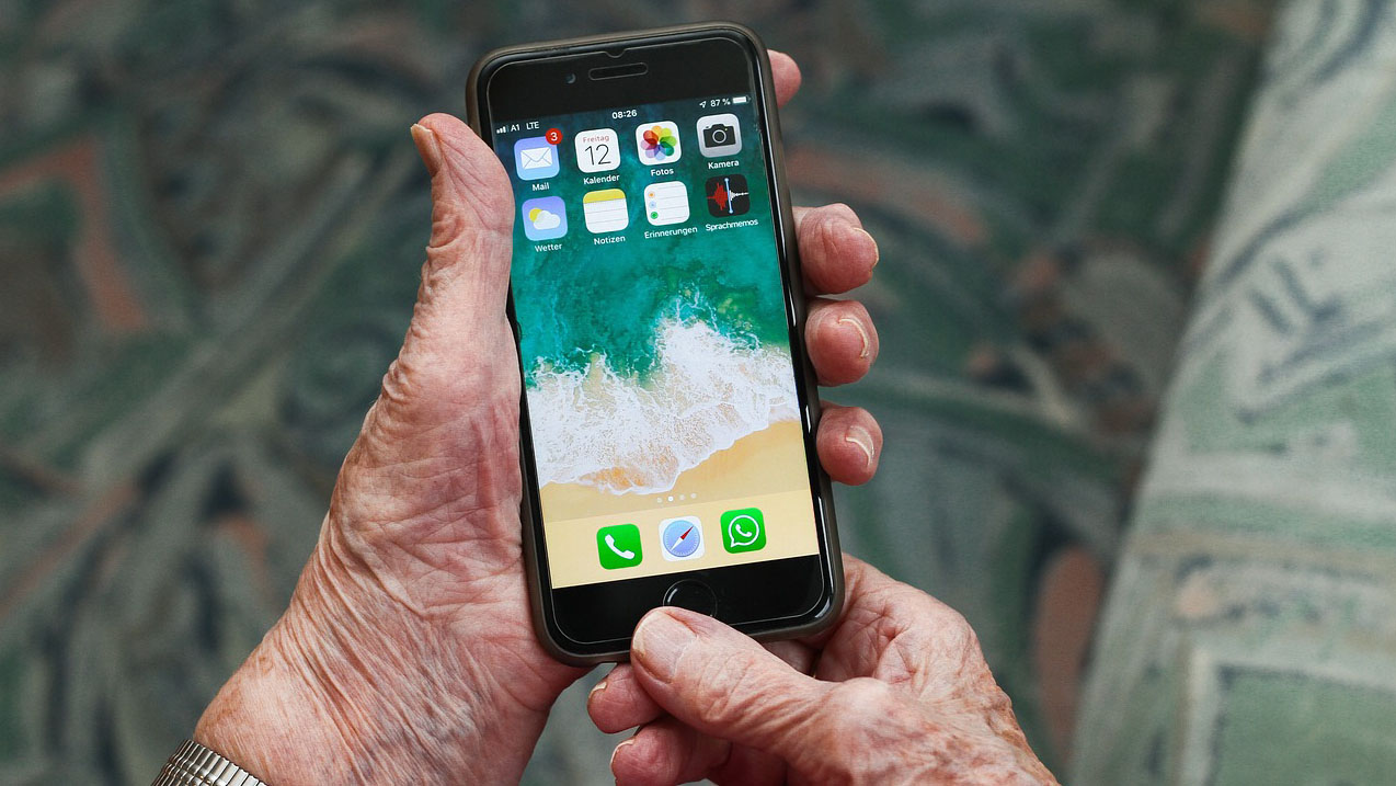 «Активные пользователи социальных сетей». Где в Минске пенсионерам помогают освоить смартфон?