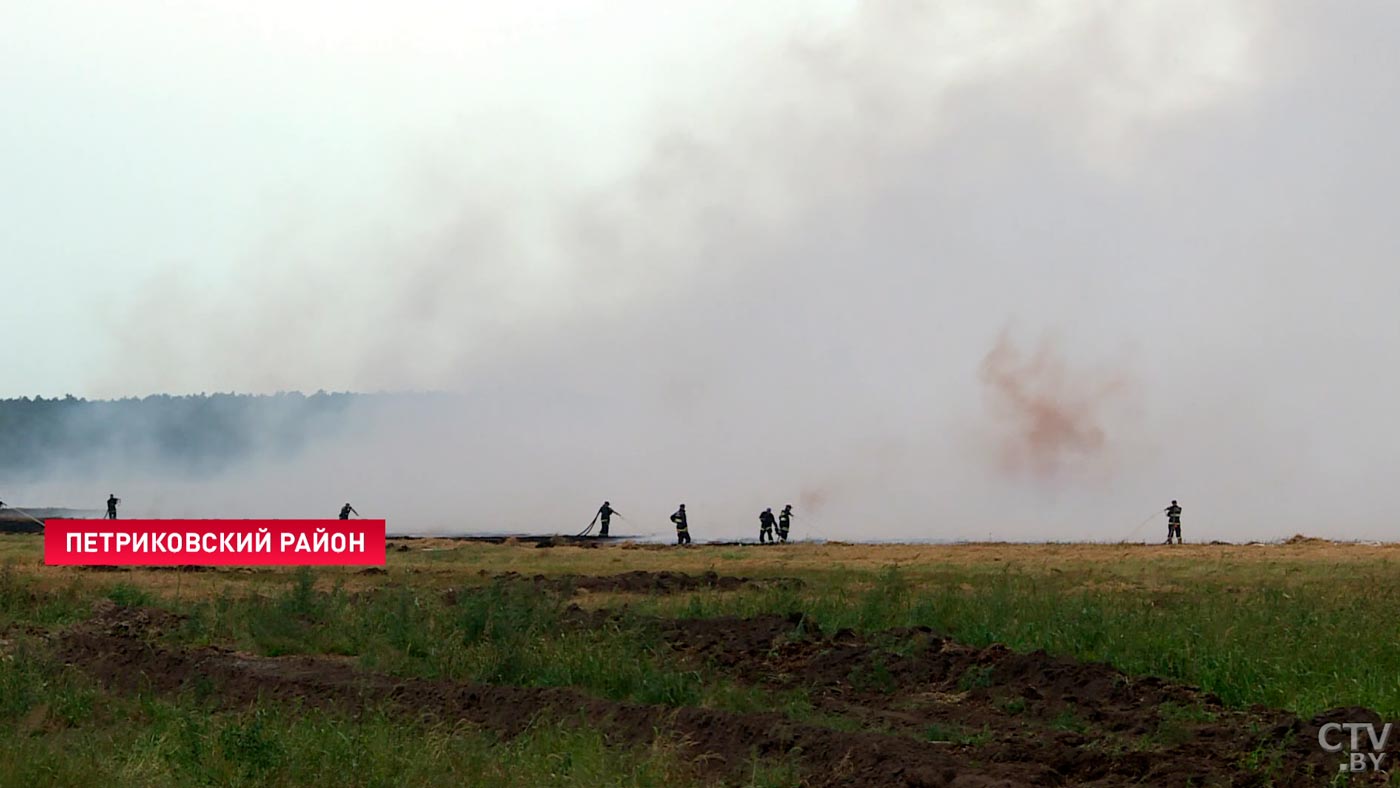 Все окрестные водоемы уже исчерпаны. В Петриковском районе уже пять суток тушат торфяники-1