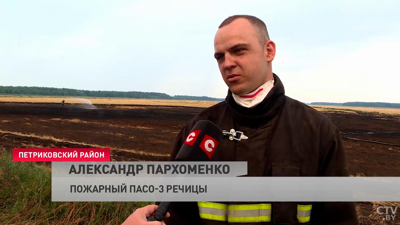 Все окрестные водоемы уже исчерпаны. В Петриковском районе уже пять суток тушат торфяники-16