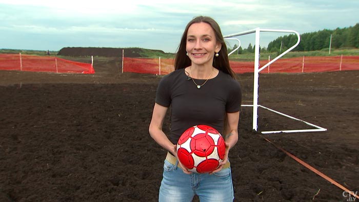 «Похожа на домовёнка Кузю». Корреспондент СТВ попробовала поиграть в торфяной футбол-9