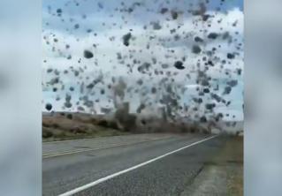 В США журналист снял на видео необычное торнадо из шаров растения перекати-поле