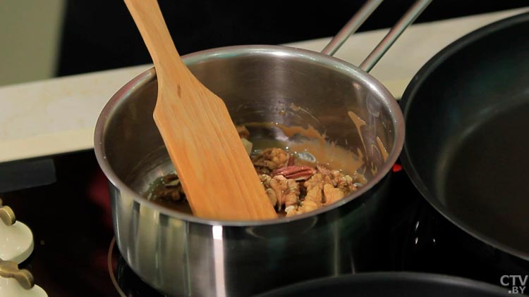 Вкусный завтрак из простых ингредиентов. Готовим французские тосты с фруктами и орехами-7