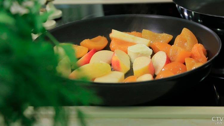 Вкусный завтрак из простых ингредиентов. Готовим французские тосты с фруктами и орехами-10