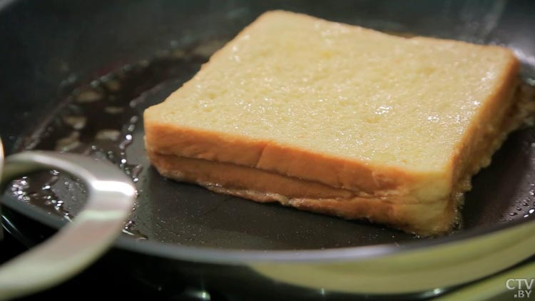 Вкусный завтрак из простых ингредиентов. Готовим французские тосты с фруктами и орехами-13