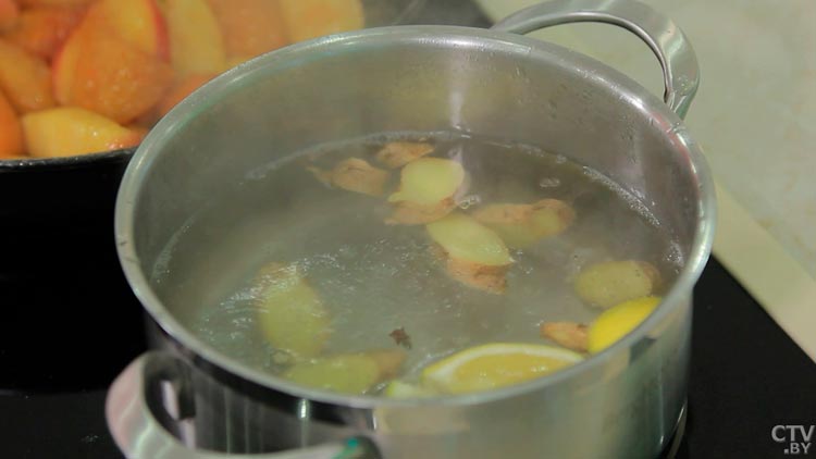 Вкусный завтрак из простых ингредиентов. Готовим французские тосты с фруктами и орехами-16