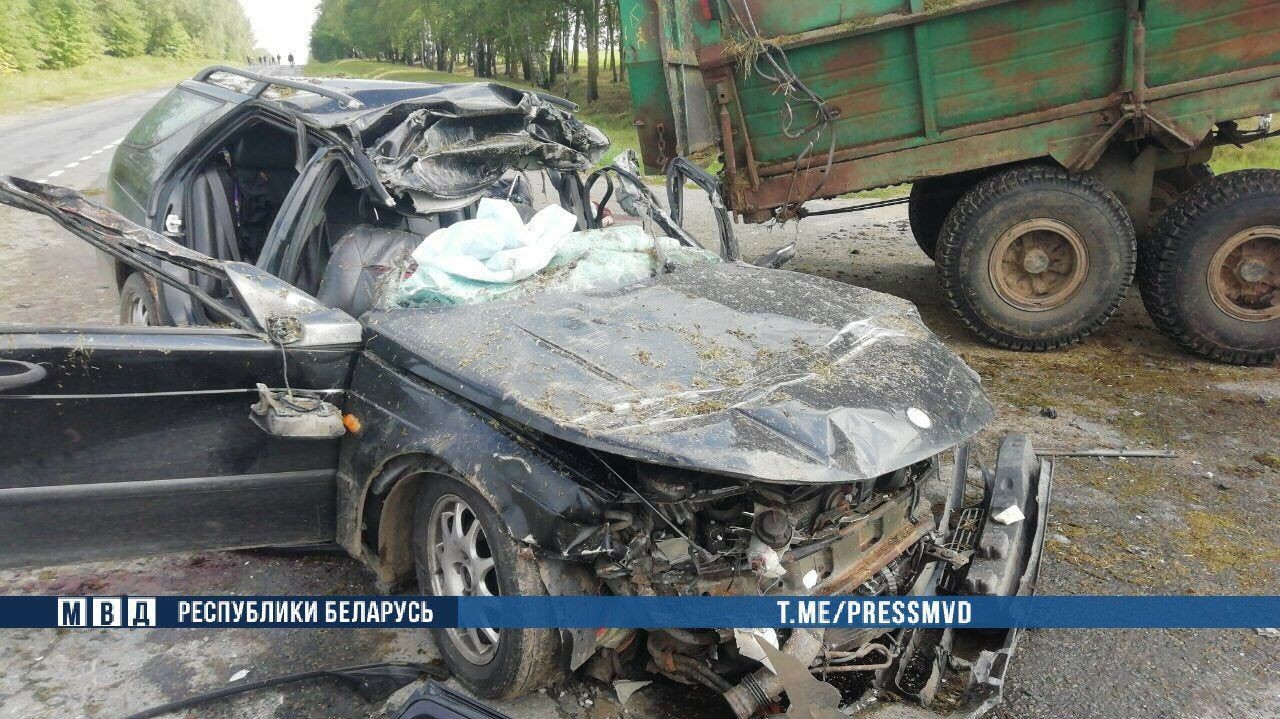 В Костюковичском районе Saab врезался в трактор с прицепом. Погибли два человека-1