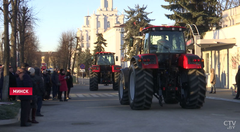 «Трактора на вес золота». Гродненское предприятие пополнилось 16 новыми «Беларусами»-1