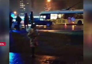 В Гомеле на троллейбус упала опора ЛЭП
