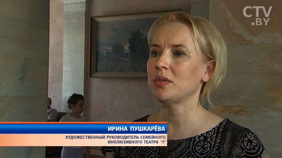 Бесплатный синий трамвай с куклой льва внутри. Театральный транспорт появился 2 апреля в Минске-1