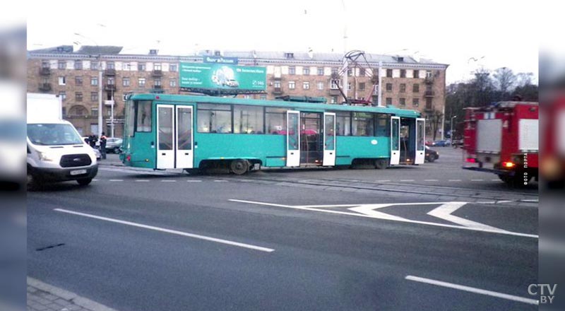 Трамвай сошёл с рельсов и парализовал движение в центре Минска-1