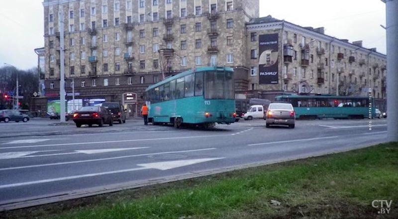 Трамвай сошёл с рельсов и парализовал движение в центре Минска-4