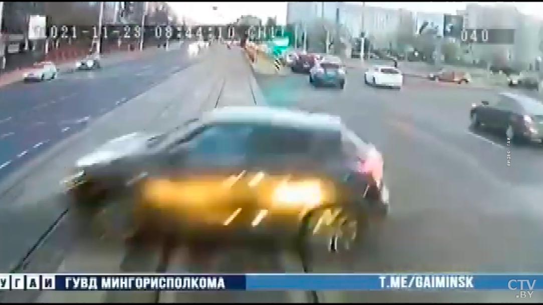Авария в Минске. Nissan разворачивался в неположенном месте и столкнулся с трамваем-1