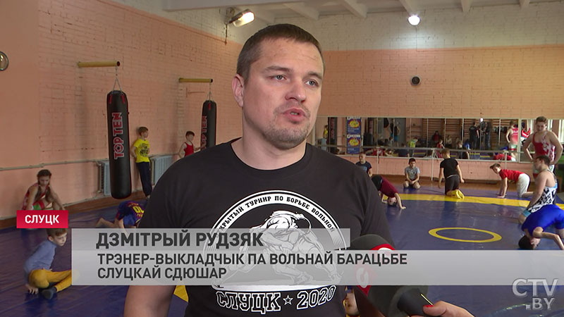 «Было трудно в схватке, но я победила». Как проходил открытый областной турнир по борьбе в Слуцке-6