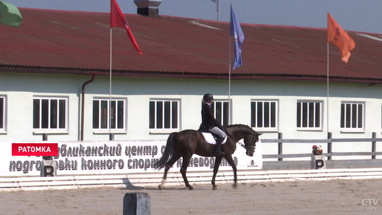 Чемпионат Беларуси по троеборью стартовал в Ратомке. В первый день соревнований участники выступали в манежной езде-1