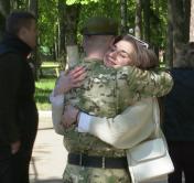 «Встречусь с мамой, подарю ей цветы». Посмотрите на трогательную встречу солдат с родными