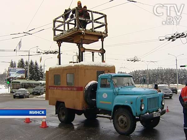 Из-за обрыва троллейбусных проводов у станции метро «Восток» утром 11 февраля было парализовано движение