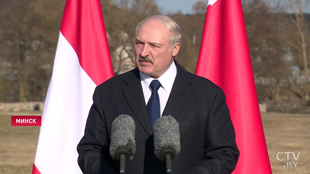 Президент Беларуси и федеральный канцлер Австрии открыли памятник жертвам нацизма «Массив имён» -7