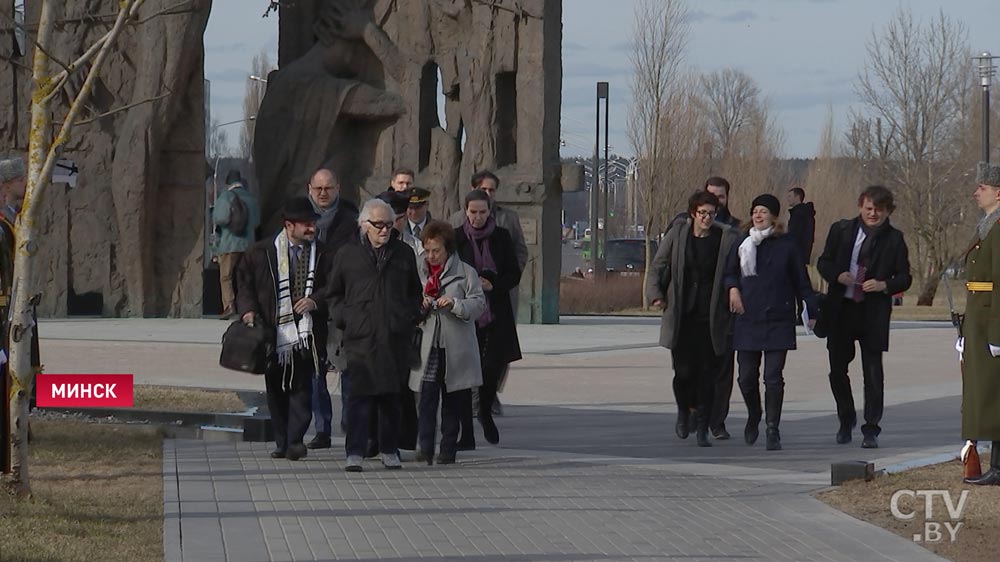 Президент Беларуси и федеральный канцлер Австрии открыли памятник жертвам нацизма «Массив имён» -4