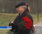 Участники XIV Минского форума возложили цветы к воротам памяти в мемориальном комплексе «Тростенец»