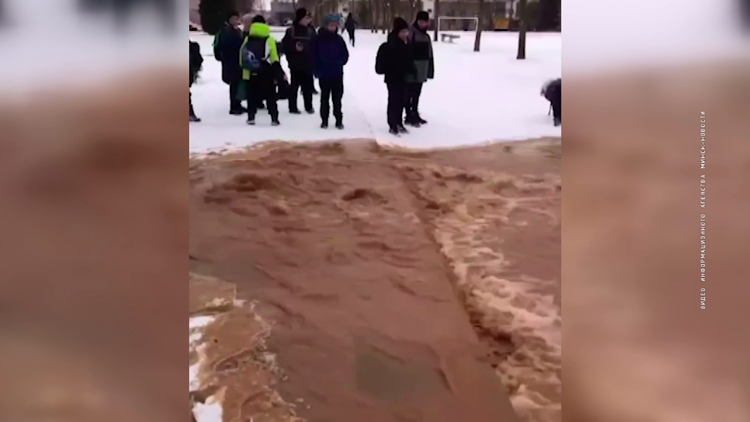 В Минске на улице Слободской прорвало трубу