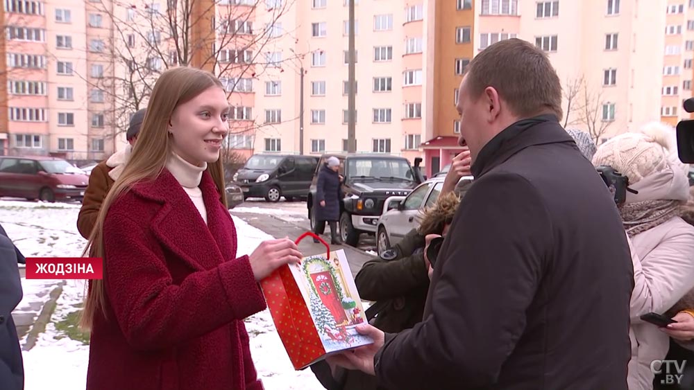 Председатель Миноблисполкома подарил телефон 14-летней девочке из Жодино-1