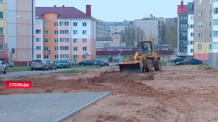 «Есть какие-то нюансы по оборудованию». Александр Турчин побывал на строительстве школы в Столбцах-10